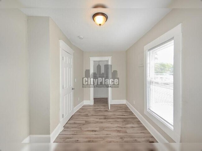 Building Photo - 3553 N Kenwood Ave