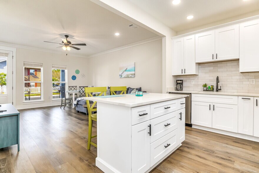 Building Photo - 536 N De Villiers St