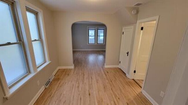 Building Photo - **Charming 1-Bedroom Plus Den Home with Modern Comforts**