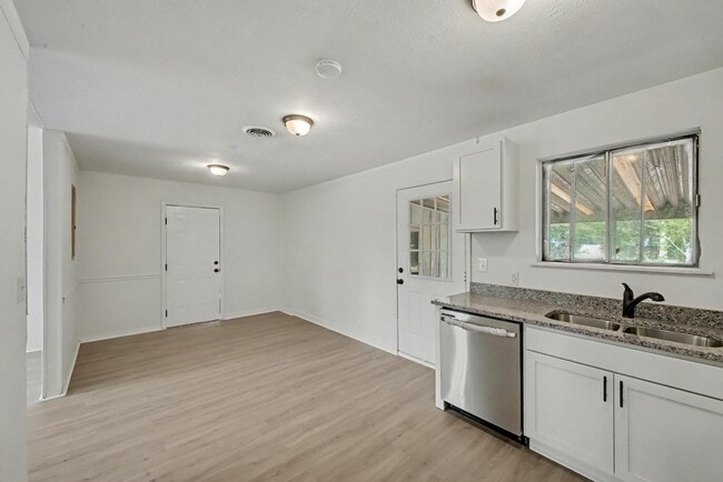Building Photo - 2709 Lumpkin Rd
