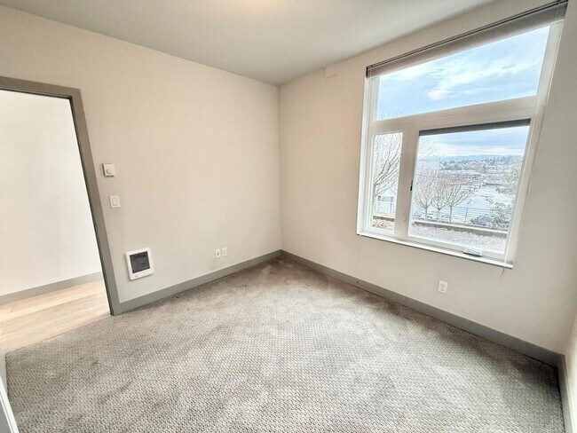 Building Photo - 2 Bed + Den 2 Bathroom Eastlake Townhome with Spectacular Views