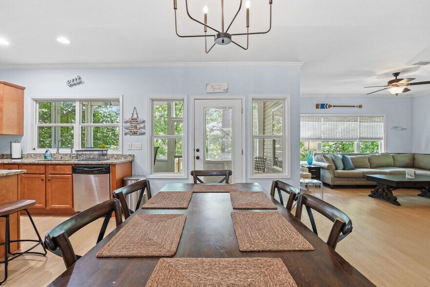 Building Photo - 204 Lake Breeze Ln