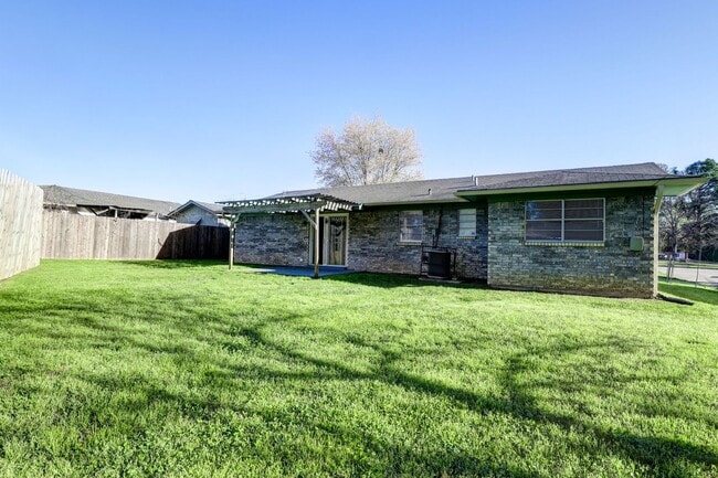 Building Photo - 3 Bedroom 1.5 Bathroom Ranch House