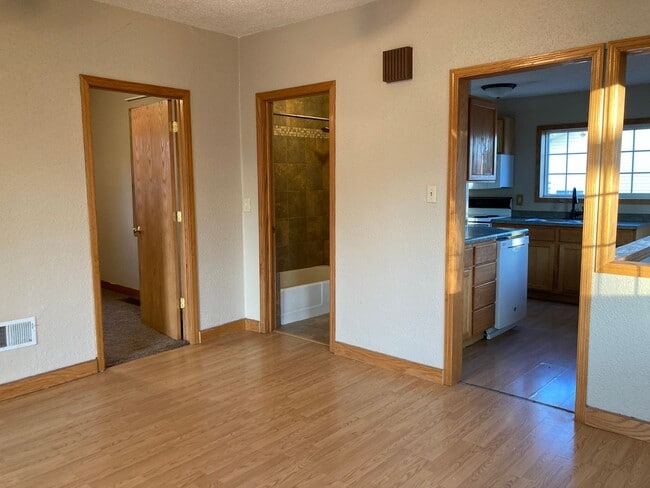 Building Photo - 2 Bedroom House