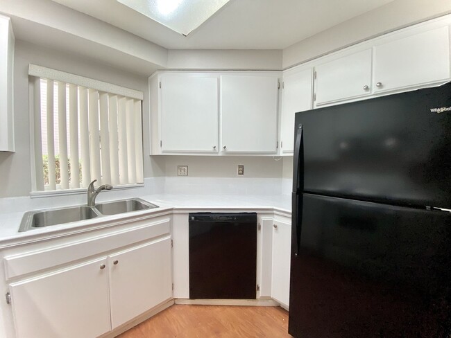 Building Photo - Adorable 2-Bedroom Condo in Newark!