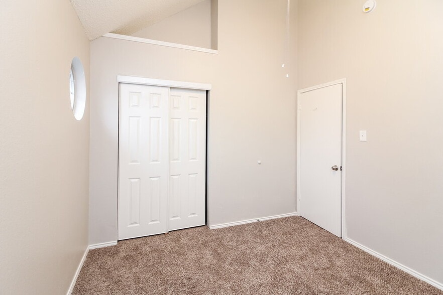 Building Photo - 8440 Auburn Dr