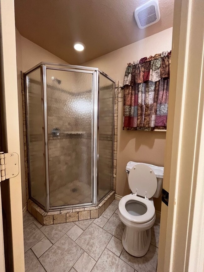 Building Photo - Gated Entry 5 bedroom, 3.5 Bath Home on 16...