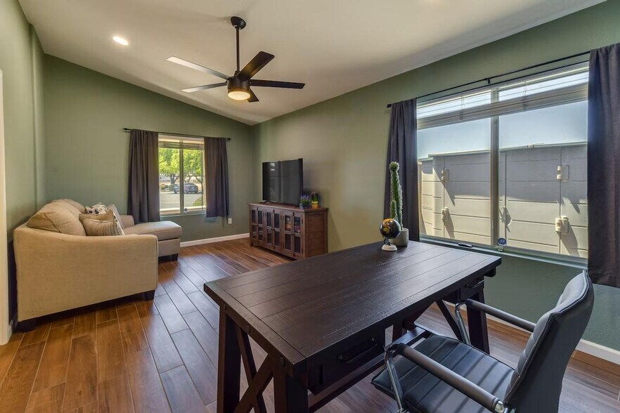 Building Photo - 2730 E Terrace Ave