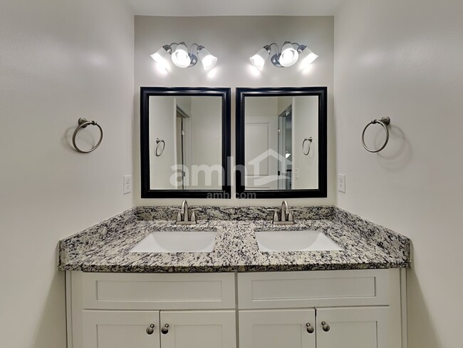 Building Photo - 1522 Balvaird Dr SE