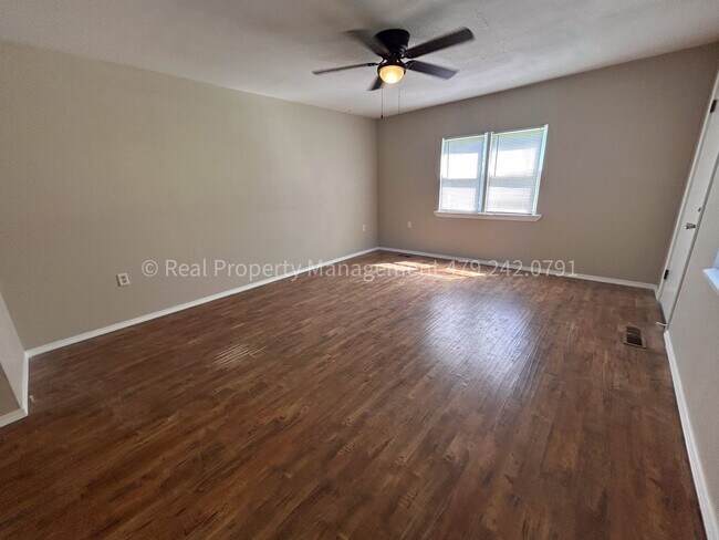 Building Photo - Arkoma Cutie! 2 Bed 1 Bath on giant corner...