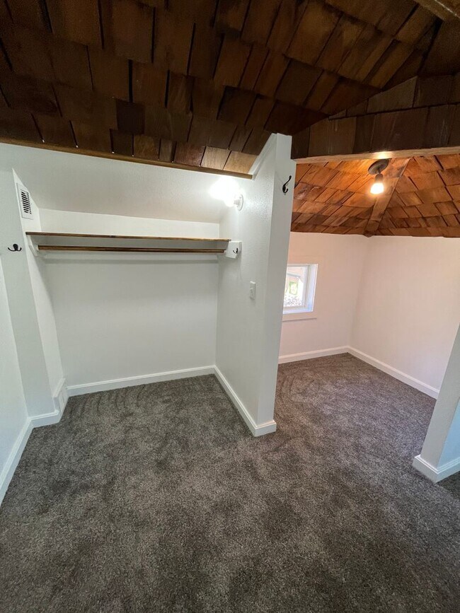 Building Photo - Recently Updated 2 Bed/1 Bath Upper Level Duplex Near Downtown!
