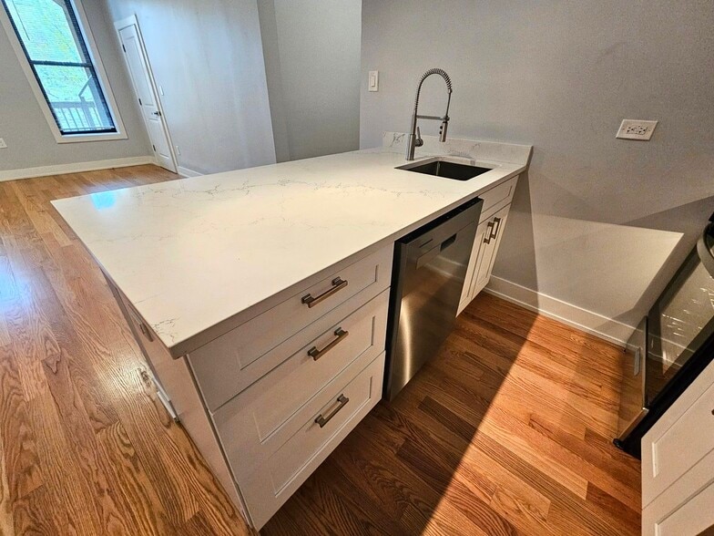 Building Photo - 1415 W Erie St