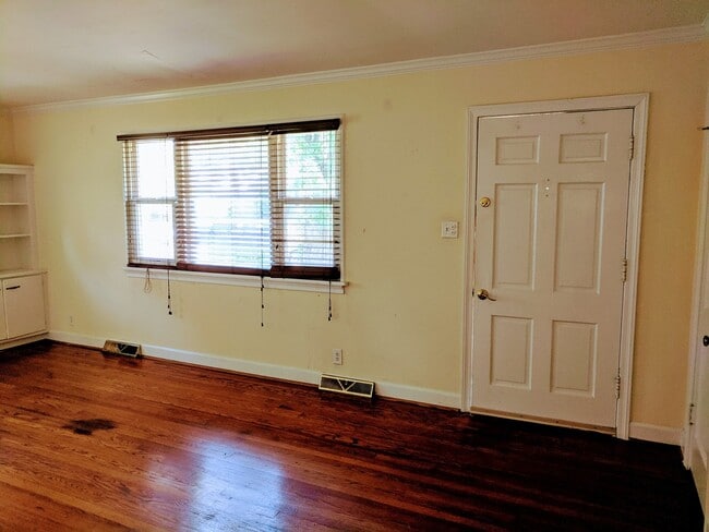 Building Photo - Spacious 3bdrm/2bth Home Located in a Well Established Neighborhood in Richmond's West End  Conve...