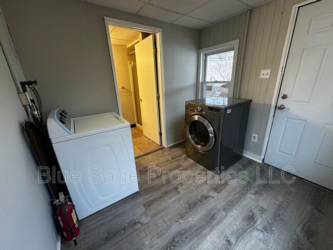 Building Photo - 1301 E 9th St