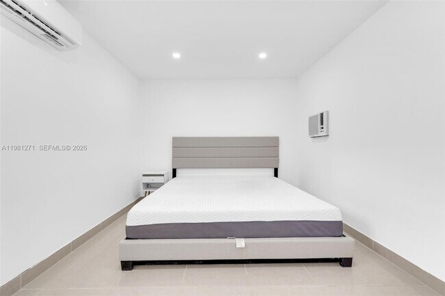 Building Photo - 2419 Coolidge St