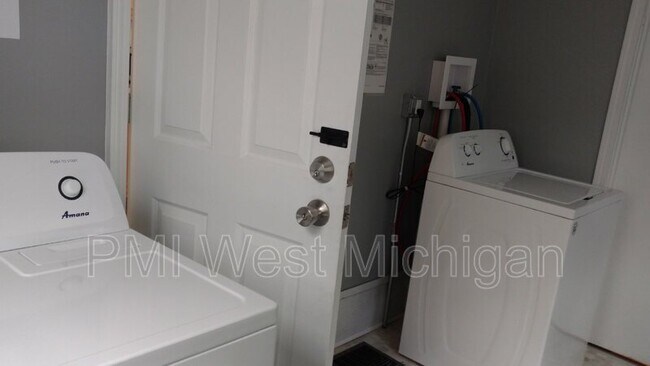 Building Photo - 921 Dayton St SW