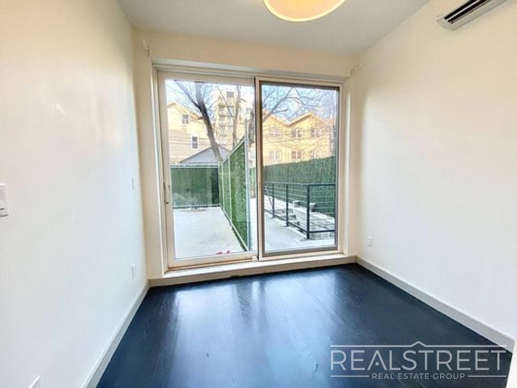 Building Photo - Gorgeous New 3 Bed 1.5 Bath Near Prospect ...