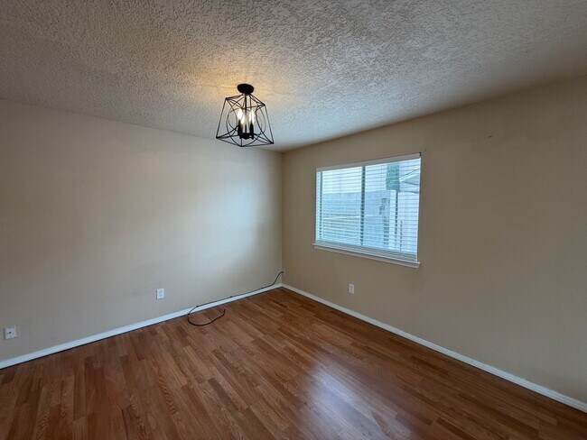 Building Photo - 3 Bedroom Updated Home Available Near Montano Rd NW & Unser Blvd NW!