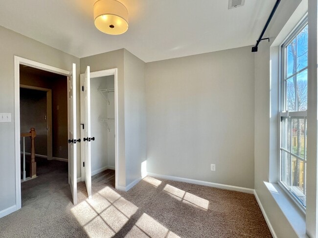 Building Photo - UPDATED, 4 Bedrooms!