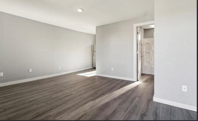 Building Photo - Studio Apartment in Central City