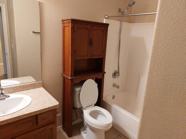Building Photo - Beautiful 3 Bedroom Home in Legends West