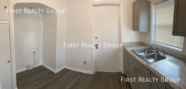 Building Photo - 16 W Maplewood Ave