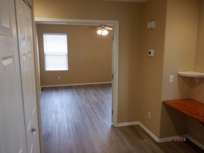 Building Photo - 7920 Windhamridge Dr