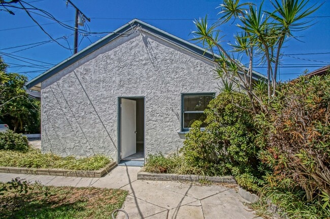 Building Photo - Incredibly Charming & Bright 3BR2BA Home w...