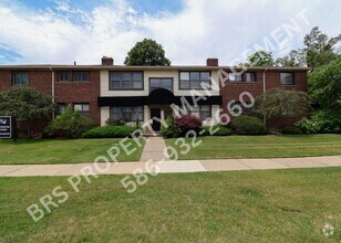 Building Photo - Move-In Ready 2BD Apt – Walk to Downtown R...