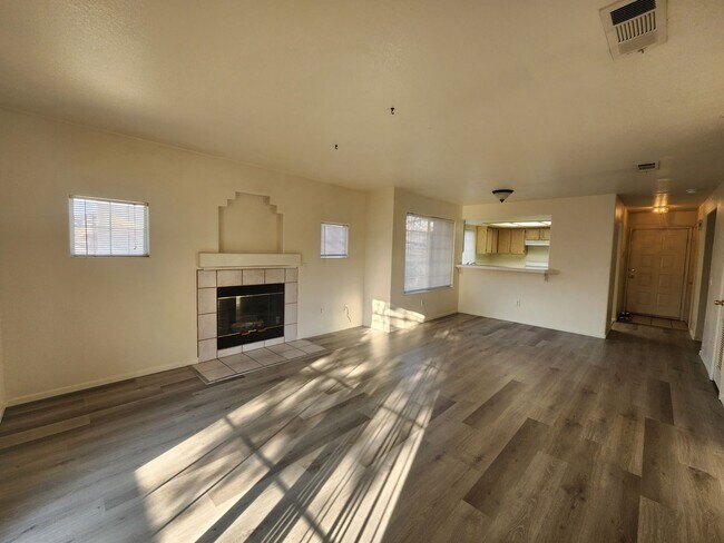 Building Photo - Great Location in Green Valley