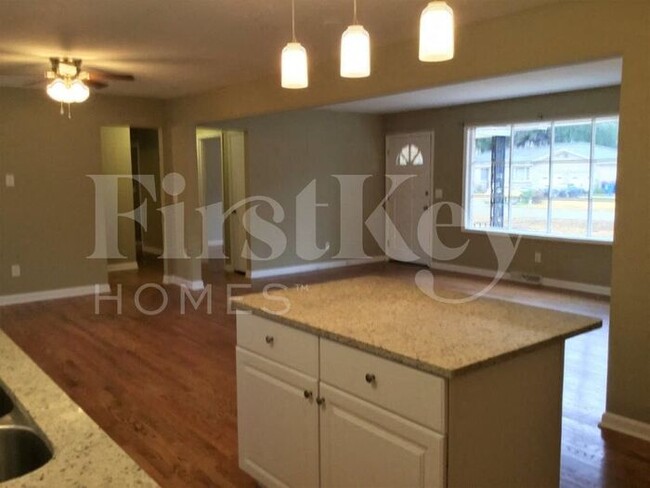 Building Photo - 2080 Bishop Dr