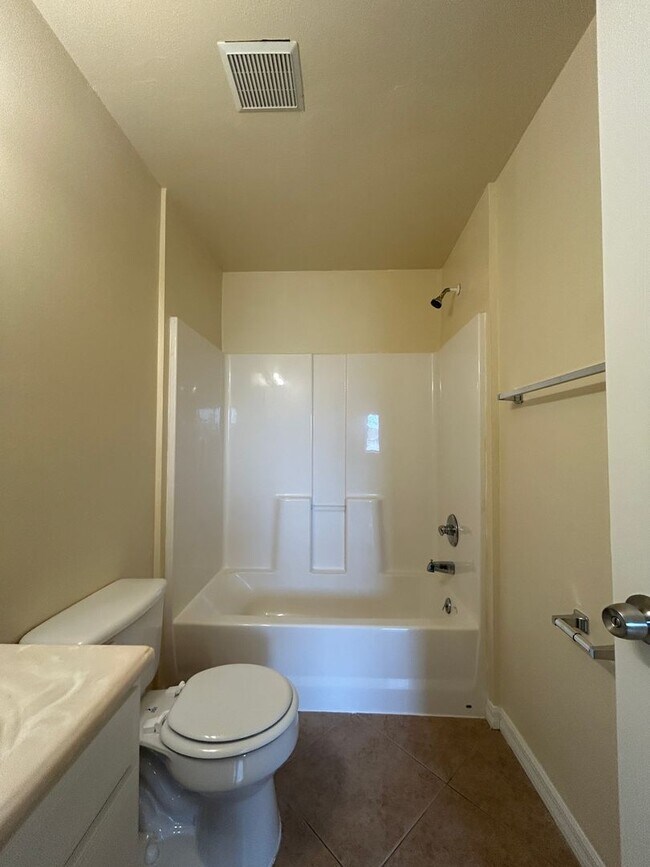 Building Photo - Welcome Home! Spacious 3-Bedroom, 2-Bathro...