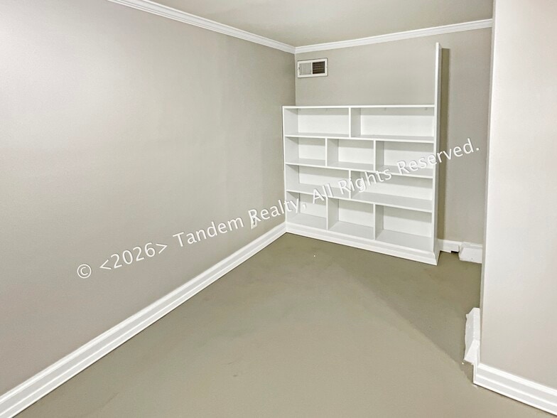 Building Photo - 2228 Ashwood Ave