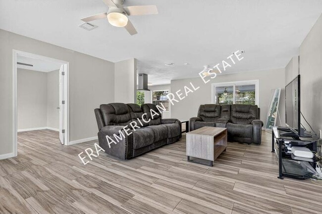 Building Photo - 614 Merioneth Dr NE