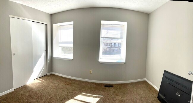 Building Photo - 519 E Graham Pl