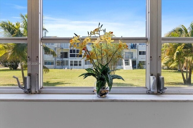 Building Photo - 2200 Park Ln