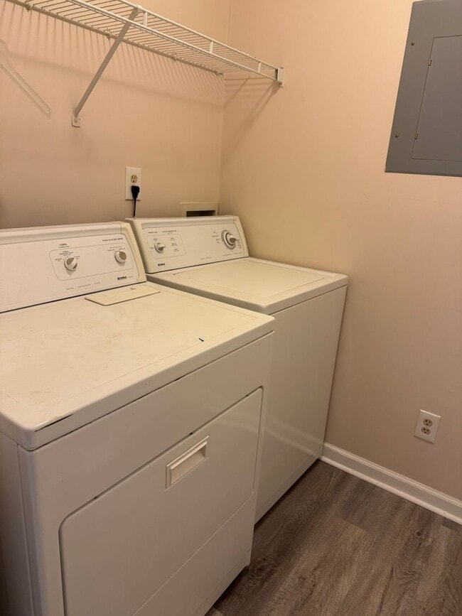 Building Photo - Immaculate 2 BR condo convenient to loop and I-40