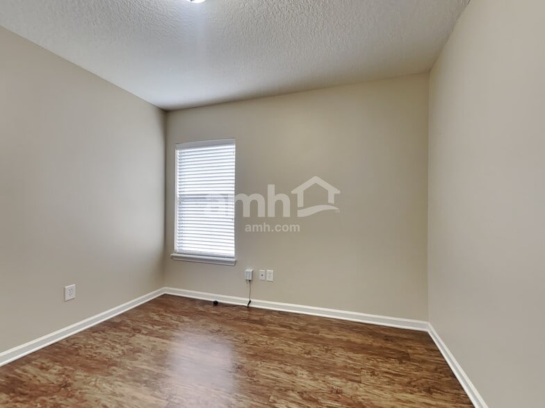 Building Photo - 164 Corral Cir