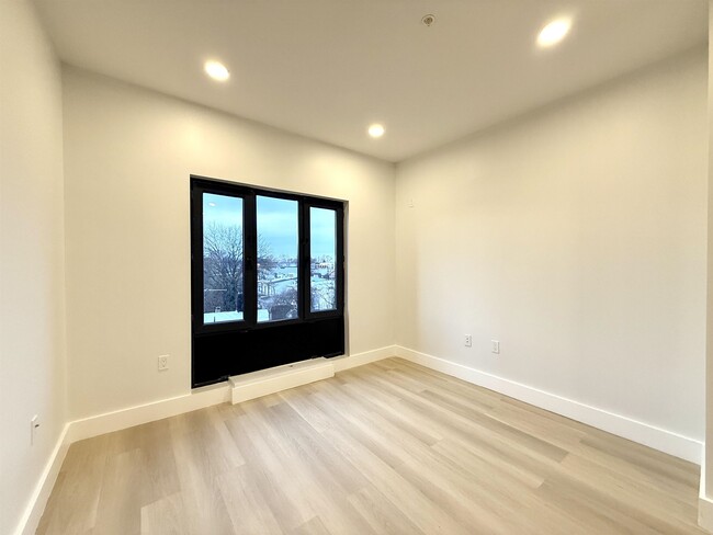 Building Photo - 320 Forrest St