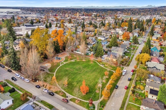 Building Photo - $1,000 Grocery Store Gift Card! 4 Bedroom, 1 bathroom Home in the York neighborhood for Rent!