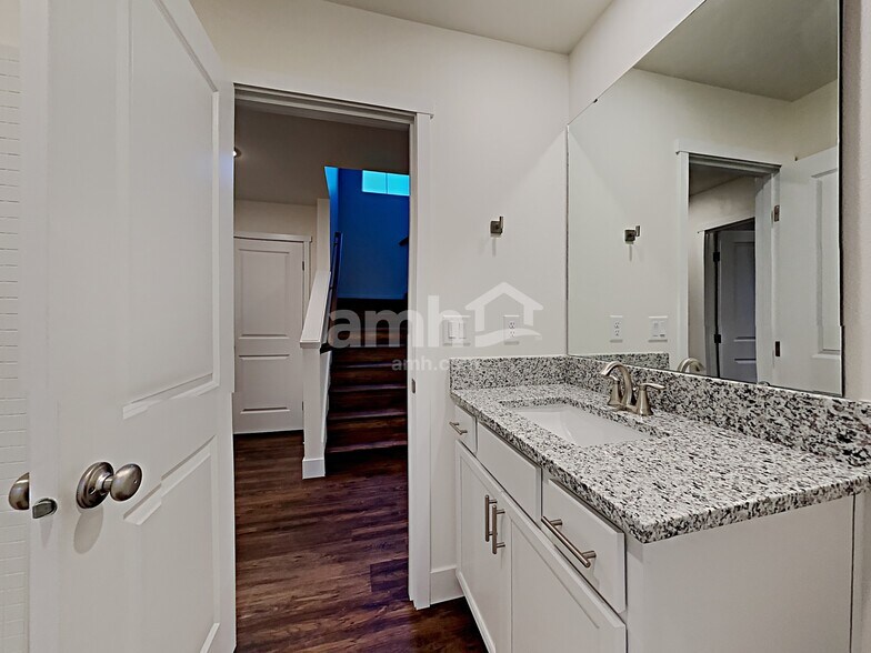 Building Photo - 33013 Lookout Ln