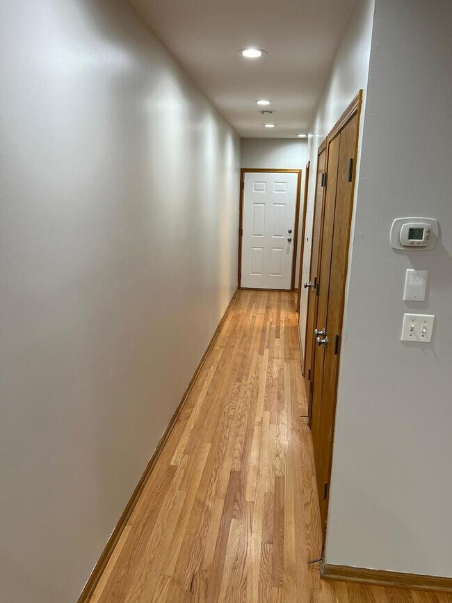 Building Photo - 925 W Lakeside Pl