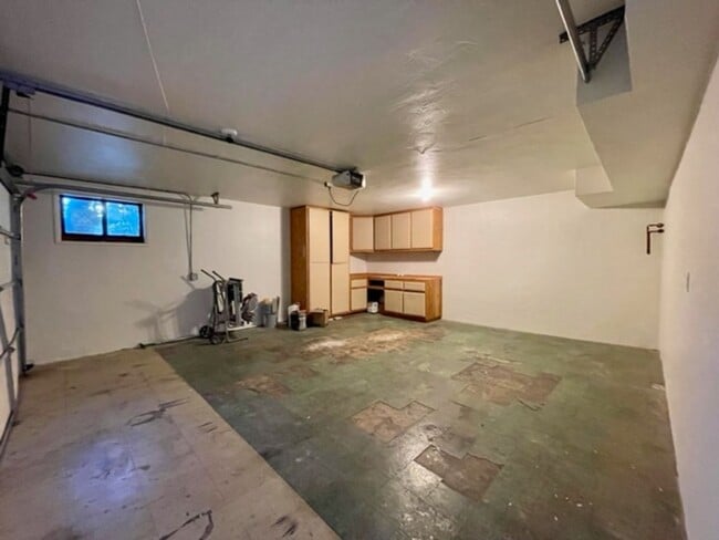 Building Photo - Spacious Two Story Home with West-Facing v...