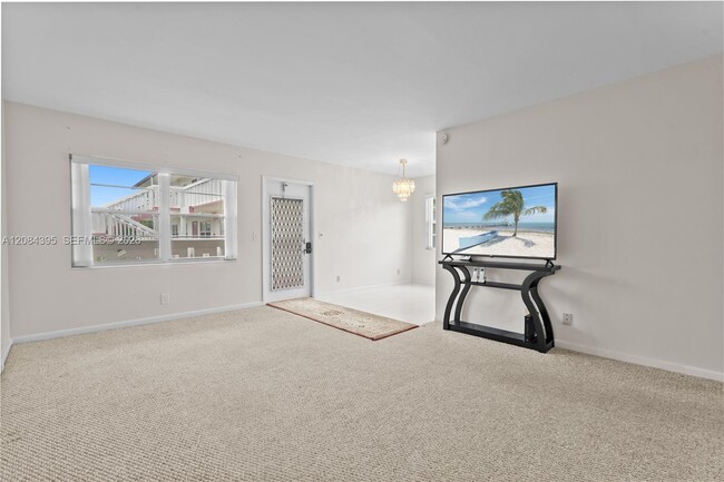 Building Photo - 523 Fanshaw M