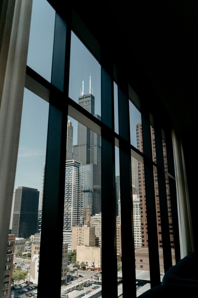 Building Photo - 755 S Clark St