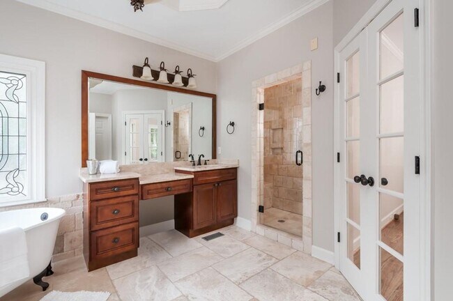 Building Photo - Elegant Master-on-Main in Prestigious Laur...