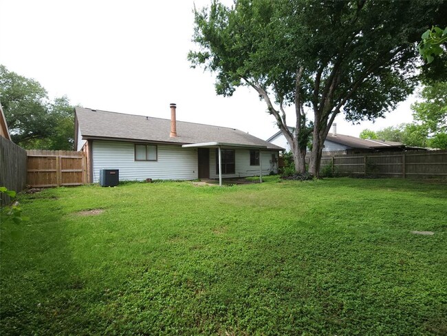 Building Photo - 15814 Thistledew Dr