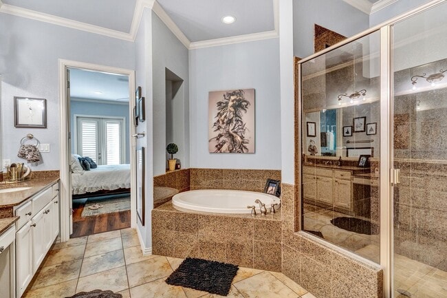 Building Photo - Gorgeous Townhome in The Villas of Hollytree!