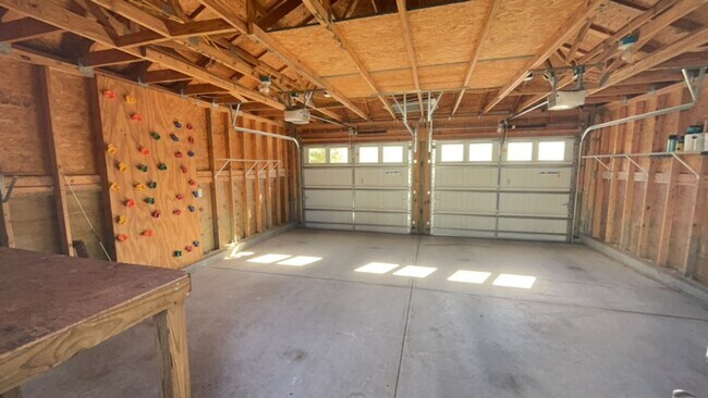 Building Photo - Beautiful Home in Summers Corner