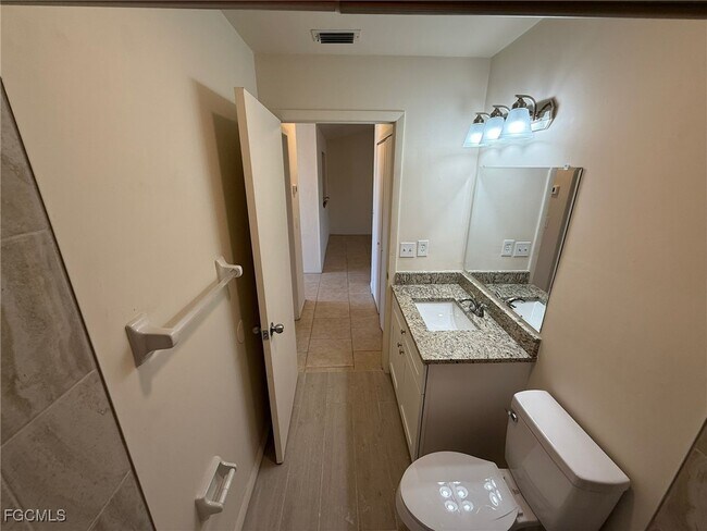 Building Photo - 922 Cape Coral Pkwy W